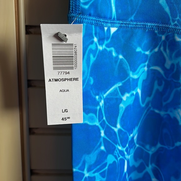 Aritzia TNA Tank Top + Atmosphere Short Set - Picture 4 of 4